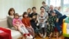 За даними Державної служби у справах дітей, станом на початок квітня 2025-го в Україні створено 484 сім’ї патронатних вихователів. У них влаштовано 991 дитину