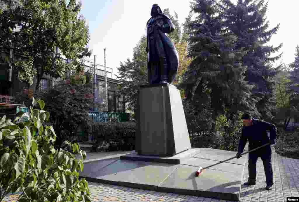В Одесі місцевий художник Олександр Мілов перетворив пам'ятник Леніну (який підлягав демонтажу відповідно з «декоммунізаціонним» законодавством) на пам'ятник Дарту Вейдеру. Монумент «роздає» бездротовий інтернет - відповідне обладнання вбудовано в голову Вейдера. Знаходиться він на території заводу «Пресмаш» (Столбовая вулиця, 28). Одеса, 23 жовтня 2015 року