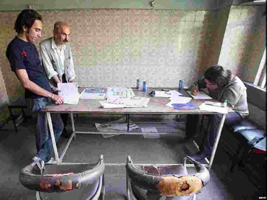 تئاتر پارس در قاب تصویر - نمایشخانه قدیمی پارس که از سالهای دور در خیابان لالهزار تهران فعالیت میکند، نهایتاً پس از یکسال تعلل در مورد مرمت آن، محکوم به تخلیه شد. (عکسها از خبرگزاری مهر/ تیرماه ۸۷)