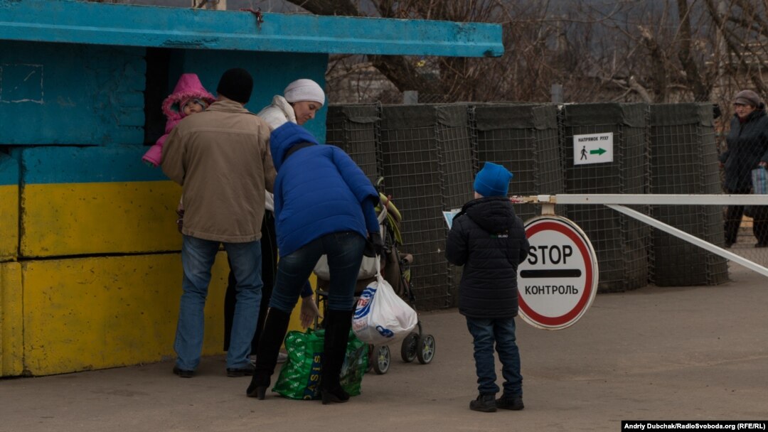 Ілюстративне фото. Паспортний контроль на українському КПП у Станиці Луганській