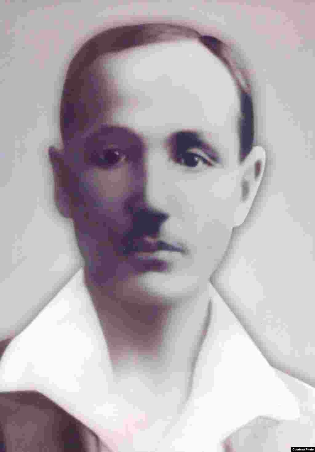 Биахмет Сәрсенов (1885-1921 жж.) - Алашорданың көрнекті қайраткері. «Қазақ», «Сарыарқа» газеттеріне мақалалар жазып тұрған. 1918 жылы түсірілген бұл сурет жеке мұрағаттан алынды.