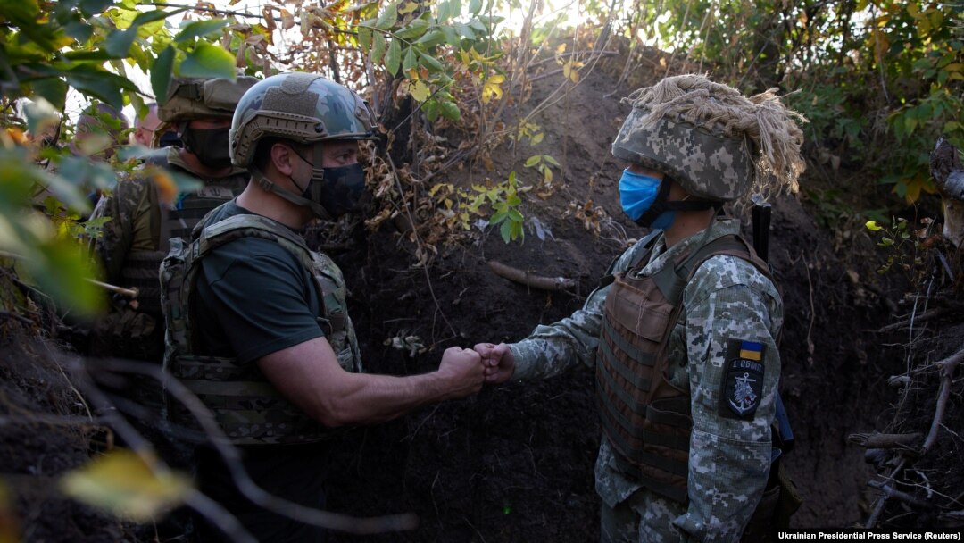 Президент Володимир Зеленський вітається із військовим під час поїздки на Донбас 14 жовтня 2020-го року
