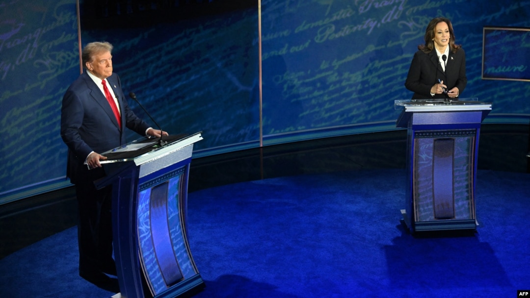 Potpredsjednik SAD i predsjednički kandidat demokrata Kamala Harris i bivši američki predsjednik i republikanski predsjednički kandidat Donald Trump za vrijeme predsjedničke debate u Nacionalnom ustavnom centru u Filadelfiji, Pensilvanija, 10. septembra 2024.