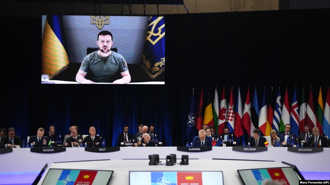 Президент України Володимир Зеленський (на екрані) під час відеозвернення на саміті НАТО. Мадрид, Іспанія, 29 червня 2022 року