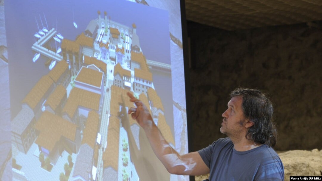Emir Kusturica pored plana Andrić grada