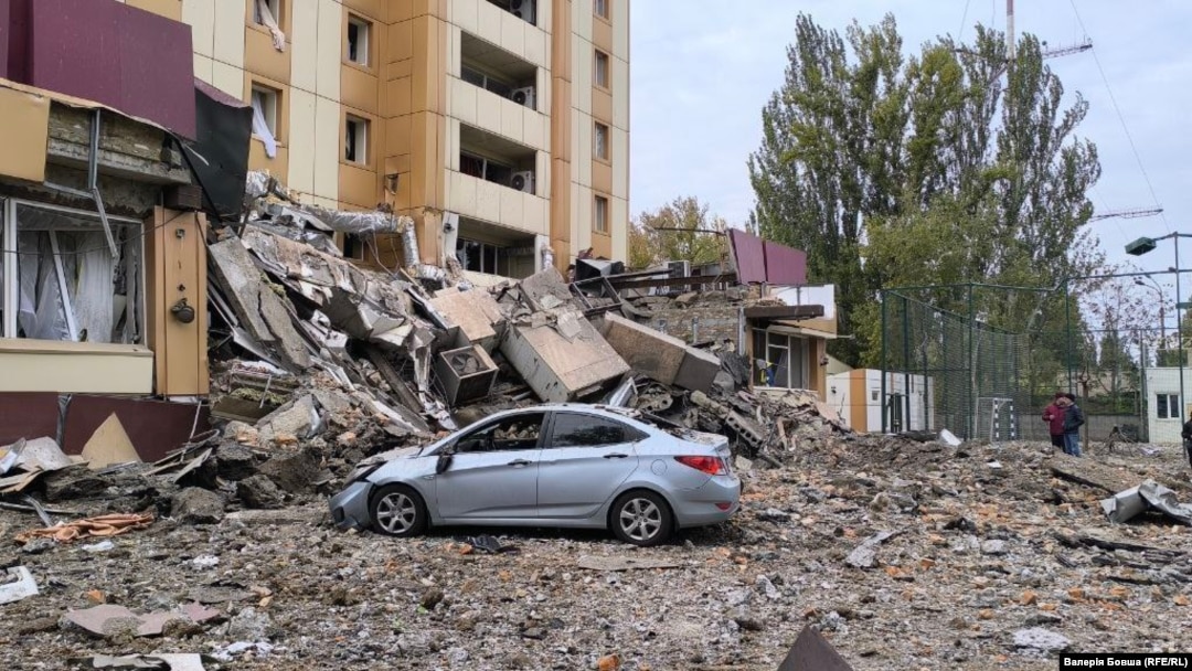 Sedamnaest ljudi, uključujući spasioce, povređeno je pošto je ruska vojska ispalila balističke rakete na Krivi Rih u južnom regionu Dnjepropetrovska 20. oktobra 2024.