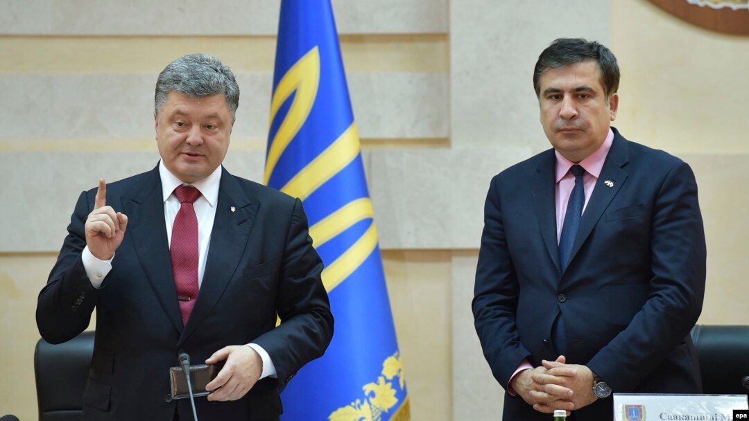 Президент України Петро Порошенко представляє Міхаїла Саакашвілі на посаді голови Одеської облдержадміністрації, 30 травня 2015 року
