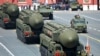 Російські міжконтинентальні балістичні ракети RS-24 Yars / SS-27 Mod 2 рухаються Червоною площею у Москві під час параду до Дня перемоги СРСР у Другій світовій війні. Росія, 9 травня 2015 року
