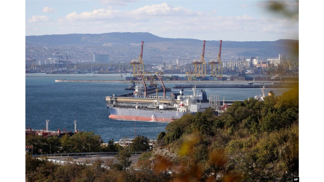 Нафтоналивний танкер пришвартований у порту Новоросійська. Росія, 11 жовтня 2022 року