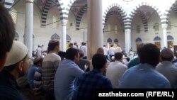 Bărbați marcând sărbătoarea musulmană Eid al-Fitr la Așgabat, Turkmenistan, în 2012.