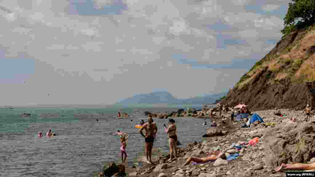Вода в море прохладная, поэтому многие предпочитают загорать 