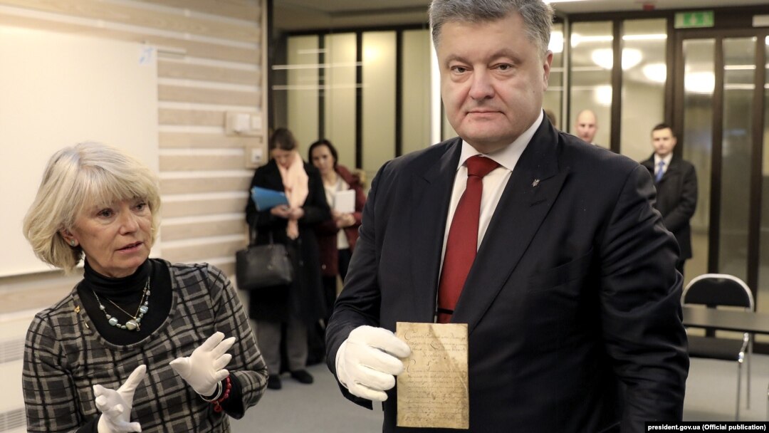 Президент України Петро Порошенко тримає в руках оригінал Конституції України авторства гетьмана Пилипа Орлика, архівне фото, Швеція, листопад 2016 року