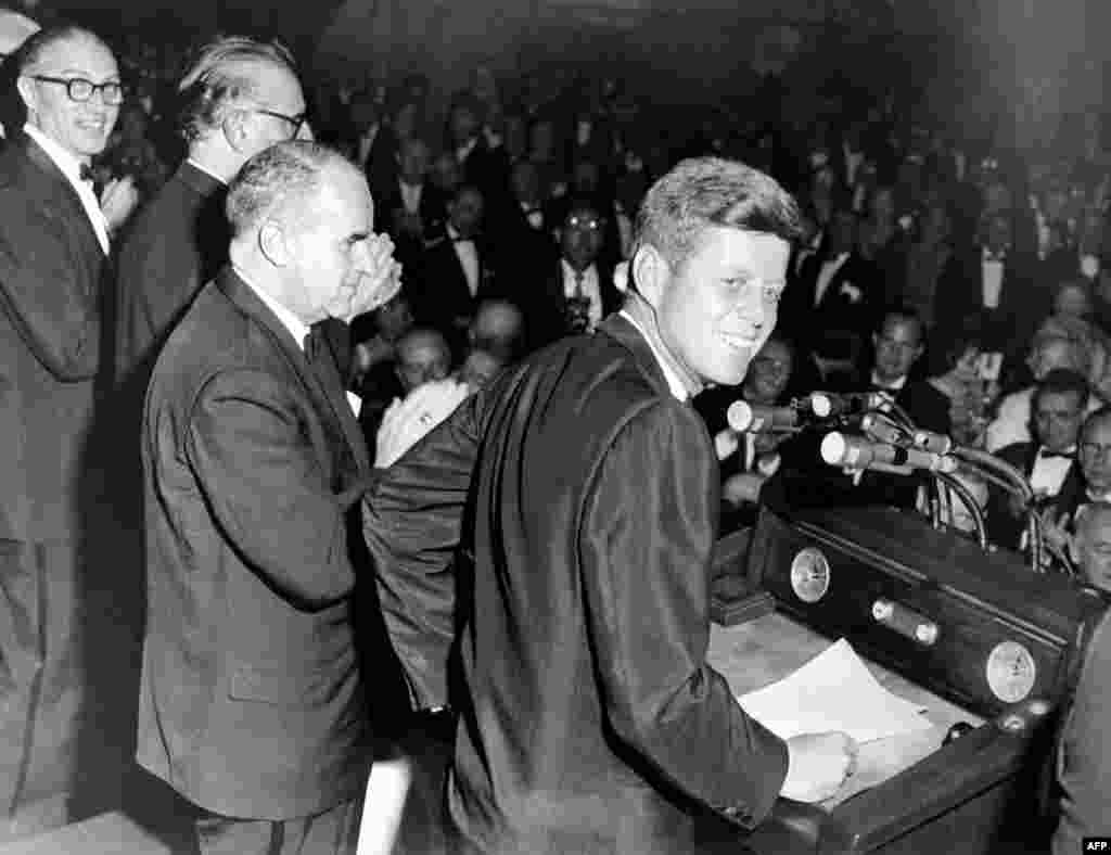 Кандидат от демократов Джон Ф. Кеннеди во время президентской кампании 1960 года в Нью-Йорке, 14 мая 1960 г.