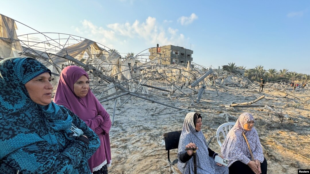Palestinske žene nakon izraelskih napada na šatorski kamp za sklonište raseljenih ljudi, u području Al-Mawasi u Khan Younisu, u južnom Pojasu Gaze, 10. septembra 2024. 
