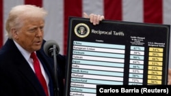 Дональд Трамп дэманструе табліцу тарыфаў. Архіўнае фота