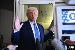 Дональд Трамп на борту президентського Air Force One після вильоту з Абу-Дабі. 16 травня 2025 року