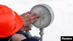 Tehničar Gasproma pregledava manometar na kompresorskoj stanici Sudža za izvoz gasa (14. januar 2009.)