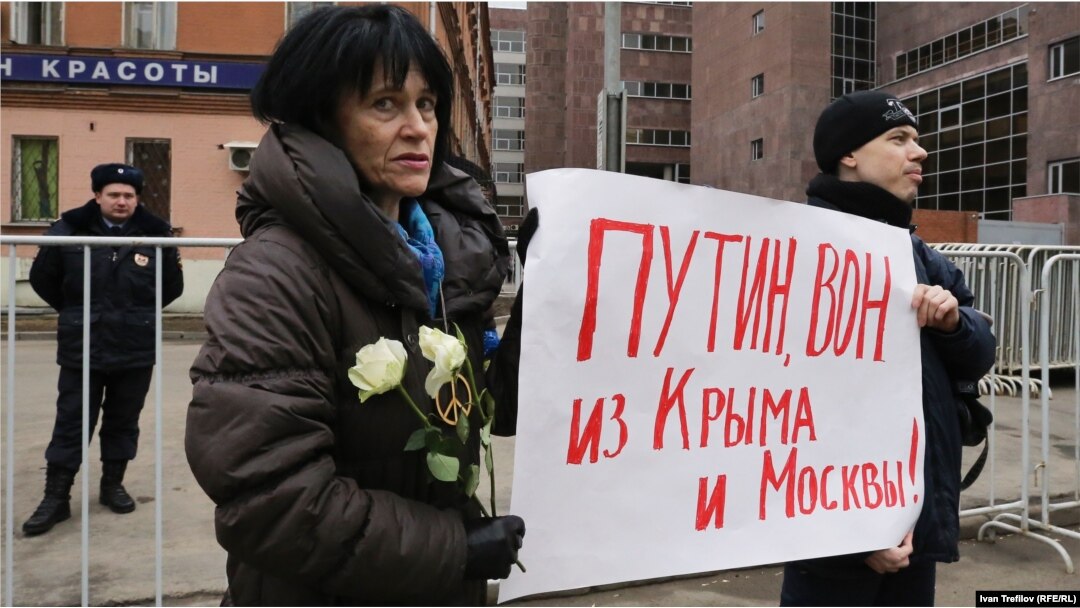 Гасло «Путін, геть із Криму і Москви!» на антивоєнній акції у столиці Росії, 15 березня 2014 року