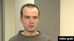 Антон Рос на відэа, якое апублікавалі на канале «Первый информационный»