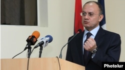 Պաշտպանության նախարար Սեյրան Օհանյանը ելույթի ժամանակ, արխիվ