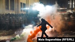 ხუთი დღეა, საქართველოში არ წყდება პროევროპული საპროტესტო აქციები, რომლებსაც სპეცრაზმი ყოველ ჯერზე ძალის გამოყენებით არბევს.