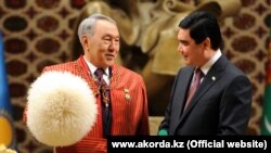 Президент Казахстана Нурсултан Назарбаев (слева) и президент Туркменистана Гурбангулы Бердымухамедов. Ашгабат, 2 декабря 2014 года.