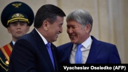 Мурдагы президент Алмазбек Атамбаев менен азыркы президент Сооронбай Жээнбеков.