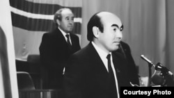 Кыргызстандын туңгуч президенти Аскар Акаев Жогорку Кеңеште ант берүүдө. Фрунзе (Бишкек) ш., 27.10.1990. - Кыргызстандагы коммунисттик режимге каршы "КДК" уюштурган саясий ачкачылык шартында Кыргызстан Компартиясынын ошондогу лидери Абсамат Масалиев президенттик алгачкы шайлоодо өтпөй калып, Жогорку Кеңеш 1990-жылы 27-октябрда туңгуч президент катары реформаторлор канатынын өкүлү, академик Аскар Акаевди шайлады. Бул сүрөт А.Акаевдин президенттикке ант берип жаткан учурунда тартылган. Анын артында – Кыргызстан Компартиясынын Борбордук Комитетинин Биринчи катчысы, Кыргызстан Жогорку Кеңешинин төрагасы Абсамат Масалиев. 1990-жылдын 27-октябры. “Майдан” эркин гезитинин архивинен.