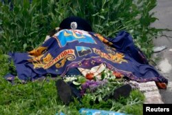 Убитый милиционер перед горсоветом в Мариуполе, 9 мая