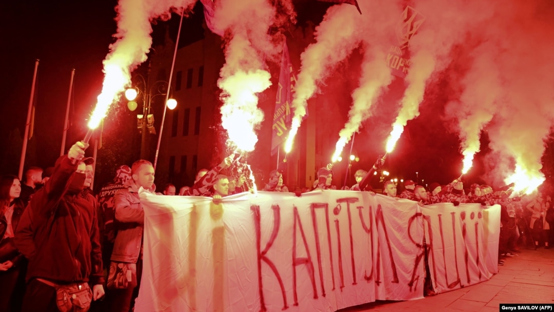 Під час протесту проти підписання в Мінську так званої «формули Штайнмаєра» біля Офісу президента України. Київ, 1 жовтня 2019 року