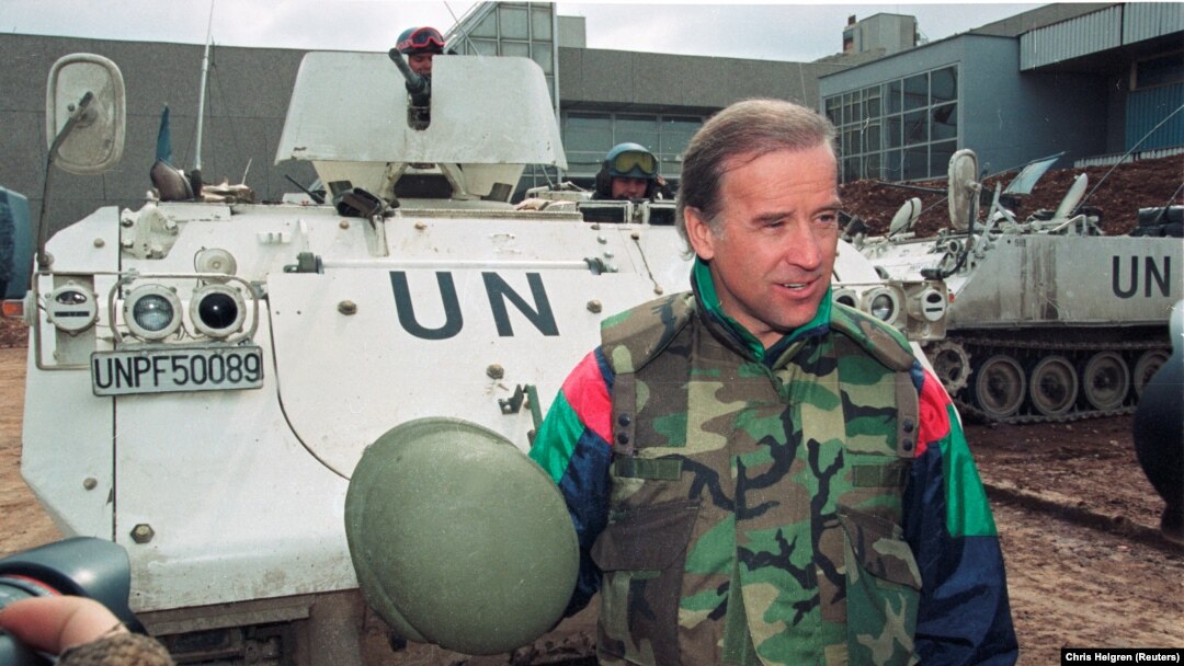 Tadašnji senator Džo Bajden razgovara s novinarima ispred danskog oklopnog transportera u sastavu UN na aerodromu u Sarajevu, 9. april 1993.
