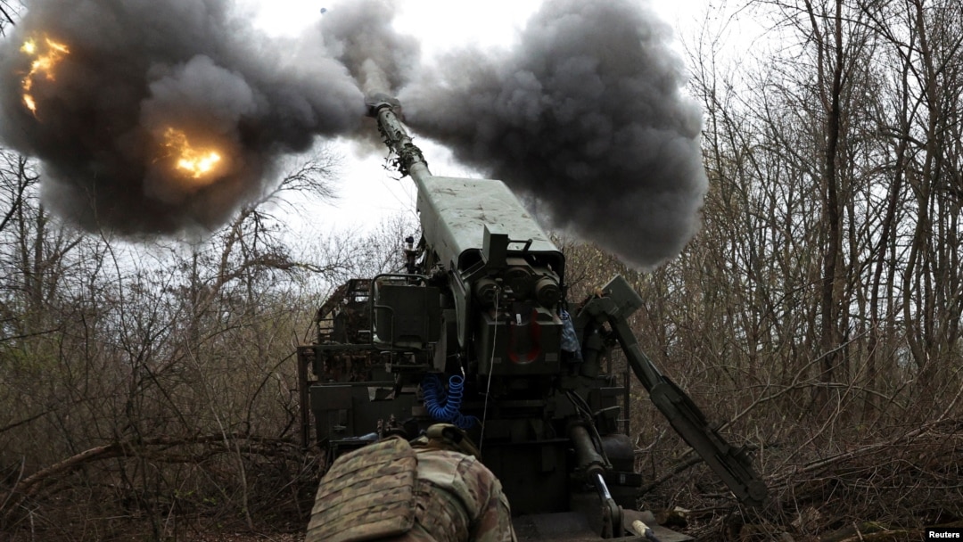 Українські військові ведуть вогонь на Покровському напрямку, 6 квітня 2025 року