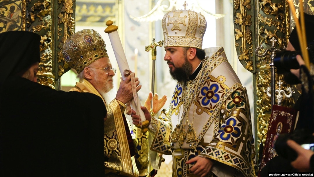 Глава Православної церкви України митрополит Епіфаній (праворуч) в момент отримання від Вселенського патріарха Варфоломія томосу про автокефалію. Стамбул, 6 січня 2019 року