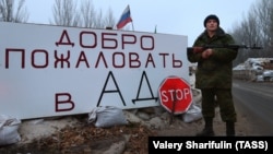 Боец российских гибридных сил на блокпосту на въезде в оккупированную Горловку Донецкой области (архивное фото)