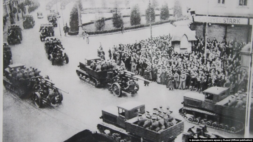 Населення Львова зустрічає радянську армію. Вересень 1939 року