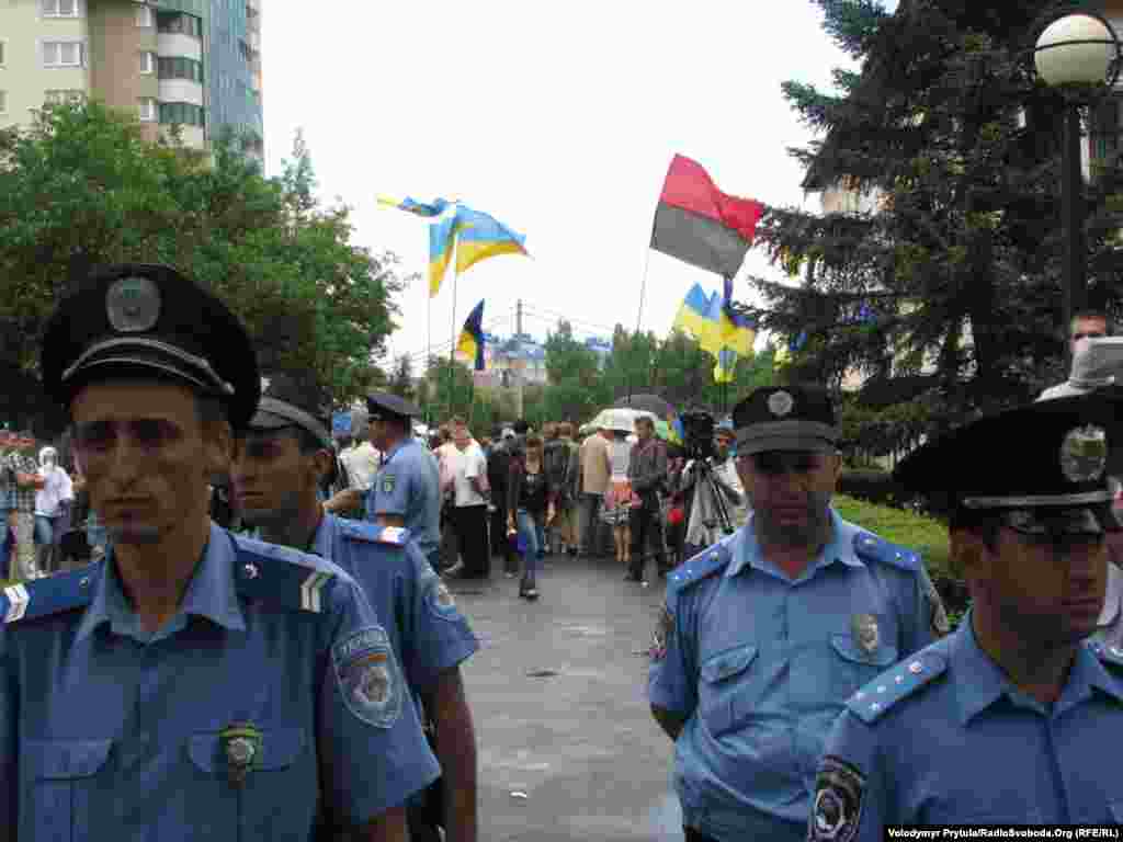 Правоохоронці мали проблеми з прихильниками «регіоналів», які вели себе агресивно.