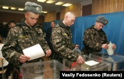 Служащие президентского полка Украины голосуют на избирательном участке в Киеве 31 октября 2004 года