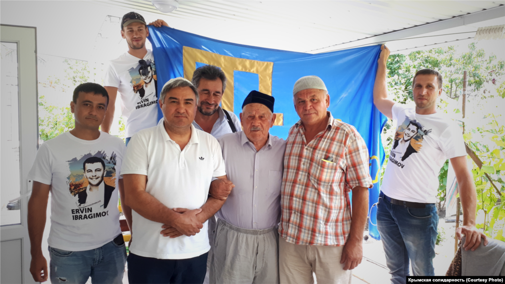 Червень 2020. Кримськотатарські активісти в гостях у ветерана національного руху Джеппара Абдуджемілєва. Їхній візит – частина марафону, присвяченого до Дня прапора. Акція стартувала 24 червня, і за ці кілька днів її учасники планували об'їздити з кримськотатарським прапором увесь Крим, заодно навідуючись до ветеранів. У фіналі ж прапор підняли на скелю Ак-Кая (Біла скеля) в Білогірському районі