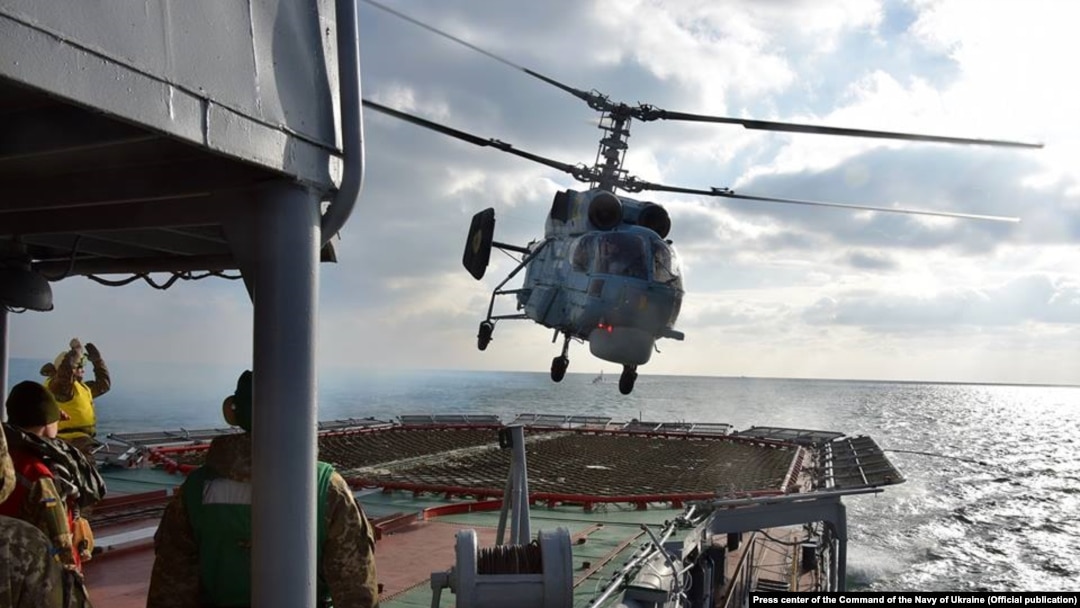 Архівне фото. Вертоліт сідає на палубу фрегата «Гетьман Сагайдачний» під час навчань «Сі Бриз», липень 2017 року 