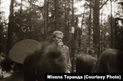 Сяржук Вітушка на першым шэсьці і мітынгу ў Курапатах, 19 чэрвеня 1988 году