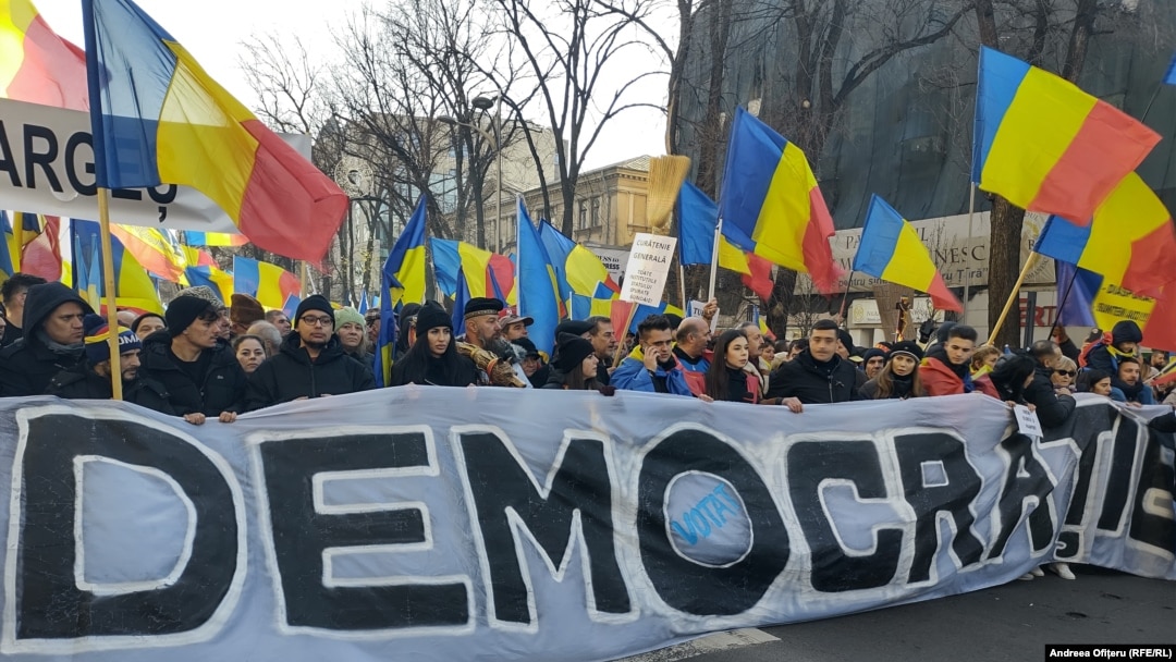 Хиляди румънци участваха в протест в Букурещ срещу решението на Конституционния съд за анулиране на президентските избори, 12 януари 2025 г.