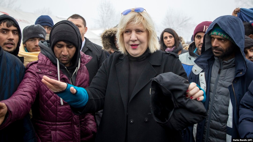 Dunja Mijatović, povjerenica za ljudska prava Vijeća Evrope, prilikom posete migrantima u nekadašnjem kampu Vučjak, na zapadu BiH, 3. decembra 2019. 