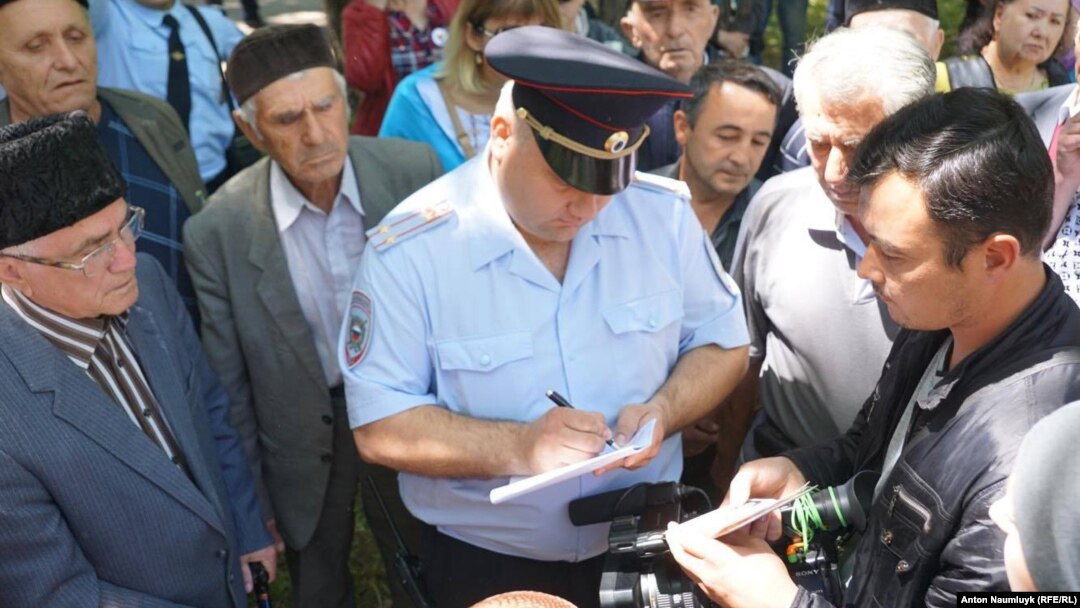 Поліція перевіряє документи в учасників жалобної акції до роковин депортації кримськотатарського народу, 18 травня 2017 року