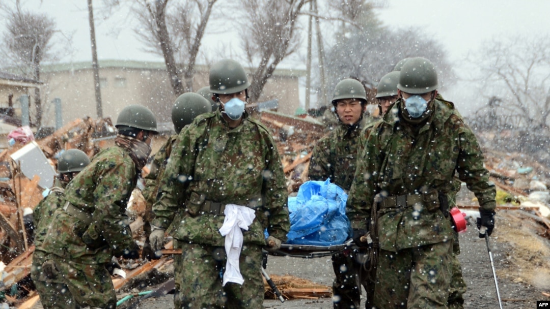 Vojnici nose tijela stradalih u gradu Otsuchi u Iwate prefekturi, 17. ožuka 2011