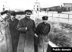 Климент Ворошилов, Вячеслав Молотов, Иосиф Сталин жана сол четте Николай Ежов Москва-Волга каналынын жээгинде. 22.4.1937.