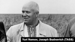 Микита Хрущов в українській вишиванці під час візиту до Казахстану. Кустанайська область, липень 1956 року
