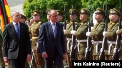 Прэзыдэнт Літвы Гітанас Наўседа і канцлер Нямеччыны Фрыдрых Мэрц аглядаюць ганаровую варту падчас цырымоніі прывітаньня ў Вільні, 22 траўня 2025 году