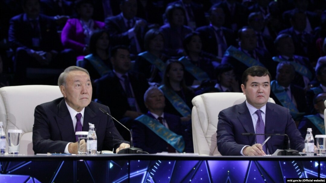 Президент Казахстана Нурсултан Назарбаев (слева) и министр по инвестициям и развитию Казахстана Женис Касымбек на «общенациональном телемосте». Астана, 6 декабря 2017 года.