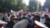 Митинг сторонников Мелиса Мырзакматова перед зданием суда.