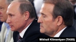 Президент Росії Володимир Путін (ліворуч) та лідер громадського руху «Український вибір» Віктор Медведчук, Київ, 27 липня 2013 року